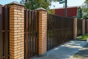 Czy cegła klinkierowa Wienerberger sprawdzi się na ogrodzenie? Zalety i wskazówki montażowe.